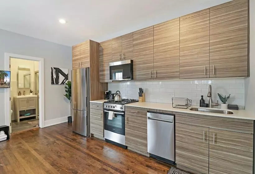 Modern Minimalist Studio In Portage Park