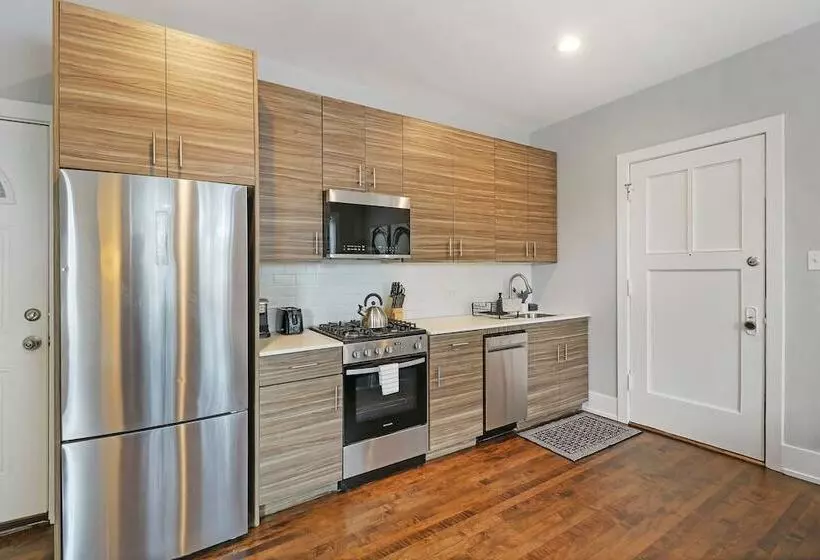 Modern Minimalist Studio In Portage Park