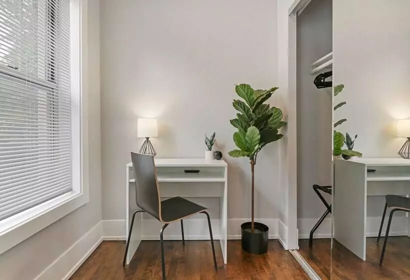 Modern Minimalist Studio In Portage Park