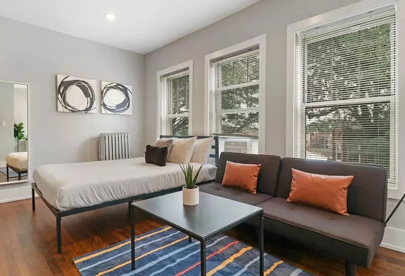 Modern Minimalist Studio In Portage Park