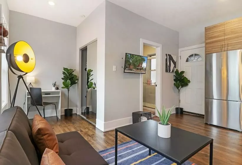 Modern Minimalist Studio In Portage Park