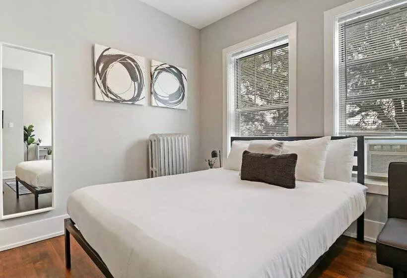 Modern Minimalist Studio In Portage Park