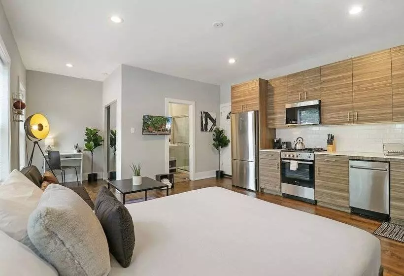 Modern Minimalist Studio In Portage Park