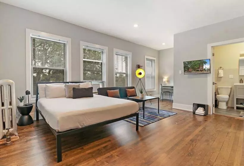 Modern Minimalist Studio In Portage Park