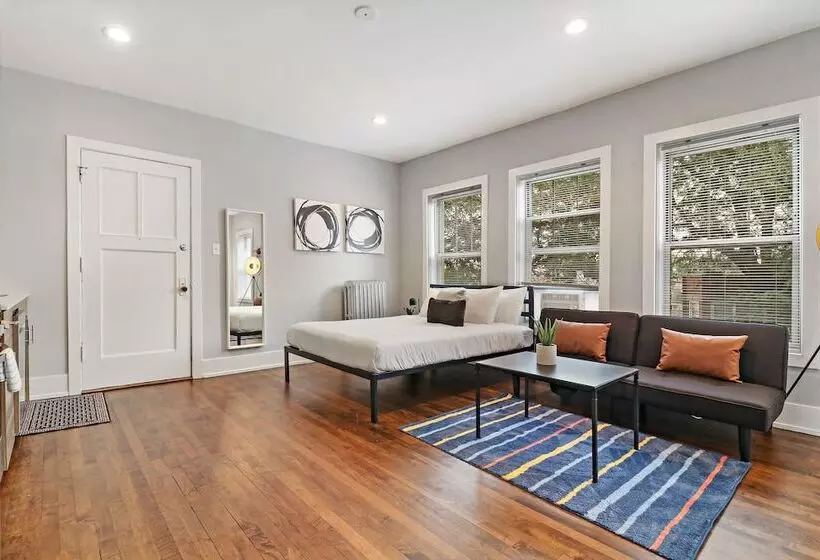 Modern Minimalist Studio In Portage Park