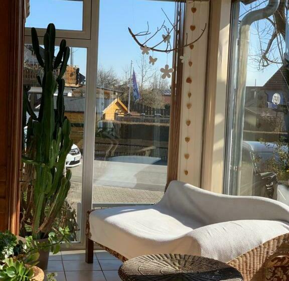 Helle Wohnung Mit Wintergarten, Terrasse Und Garten