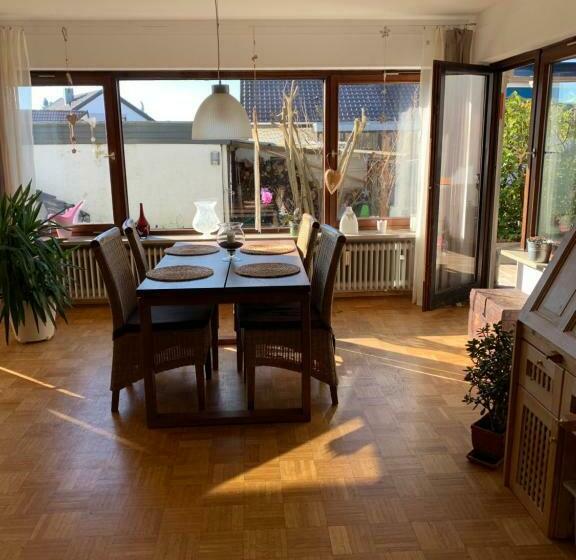 Helle Wohnung Mit Wintergarten, Terrasse Und Garten