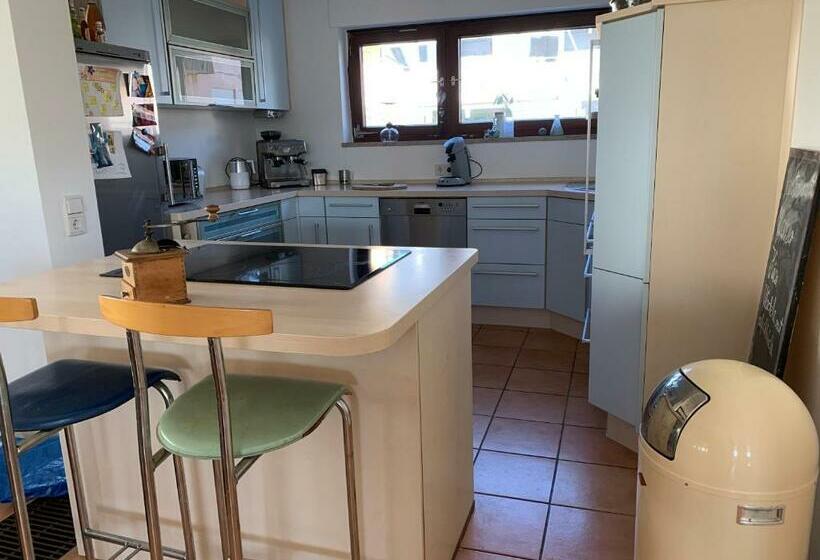 Helle Wohnung Mit Wintergarten, Terrasse Und Garten