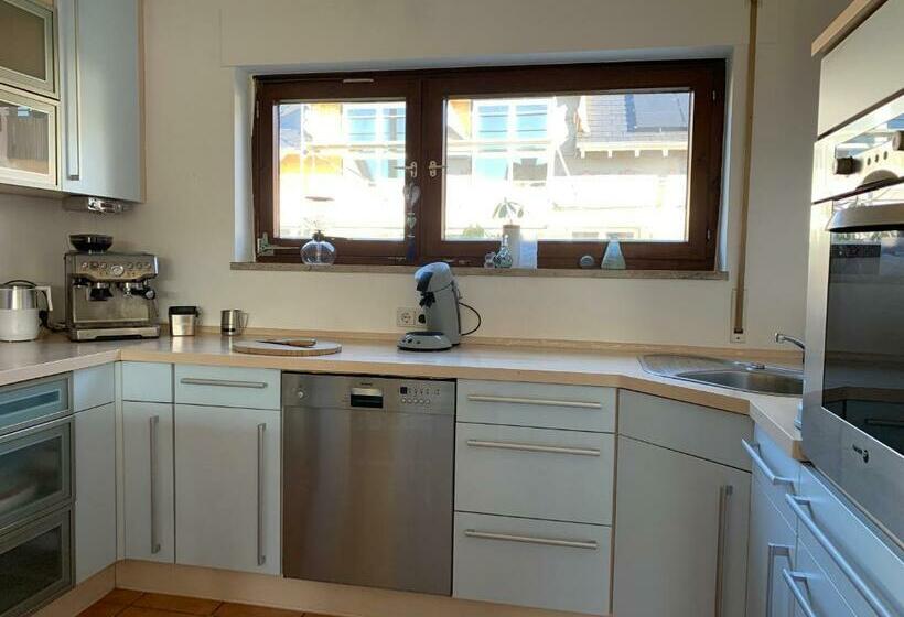 Helle Wohnung Mit Wintergarten, Terrasse Und Garten