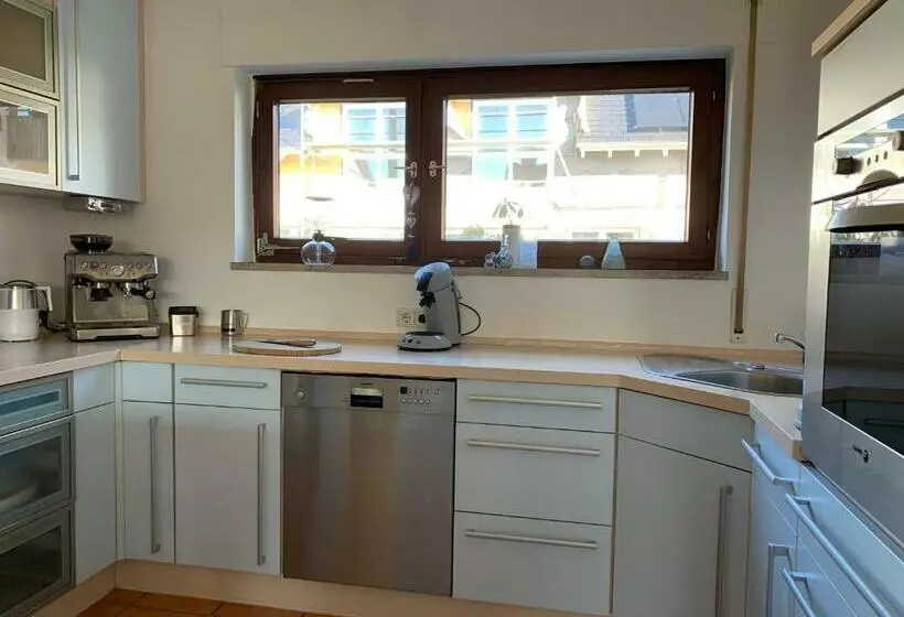 Helle Wohnung Mit Wintergarten, Terrasse Und Garten