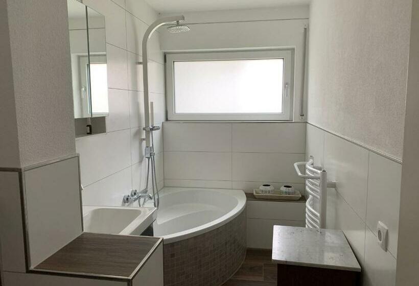 Helle Wohnung Mit Wintergarten, Terrasse Und Garten