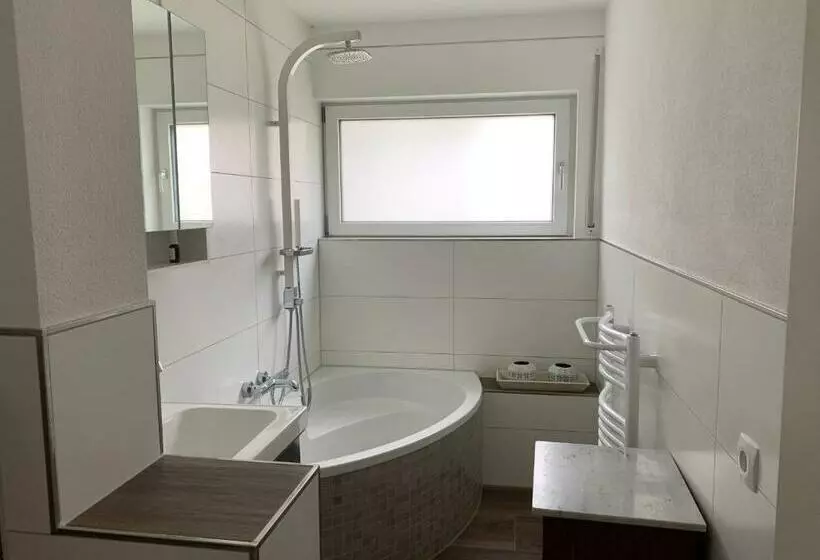 Helle Wohnung Mit Wintergarten, Terrasse Und Garten