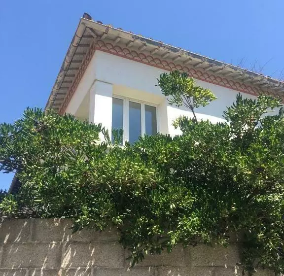 Dans Une Maison, Appartement Indépendant Et Jardin