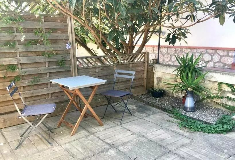 Dans Une Maison, Appartement Indépendant Et Jardin