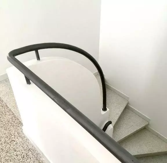 Dans Une Maison, Appartement Indépendant Et Jardin