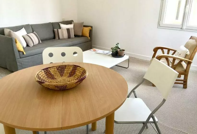 Dans Une Maison, Appartement Indépendant Et Jardin