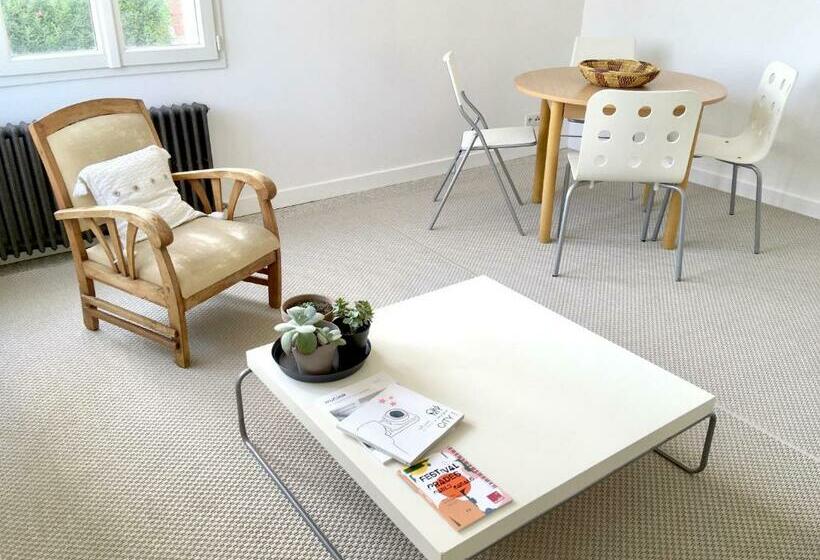 Dans Une Maison, Appartement Indépendant Et Jardin