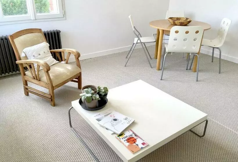 Dans Une Maison, Appartement Indépendant Et Jardin