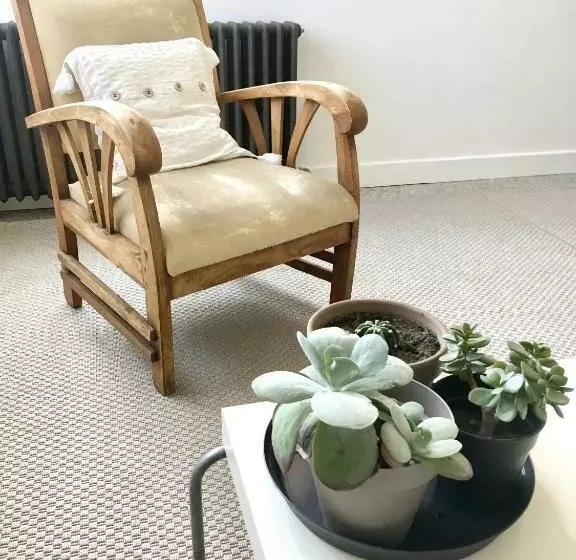 Dans Une Maison, Appartement Indépendant Et Jardin