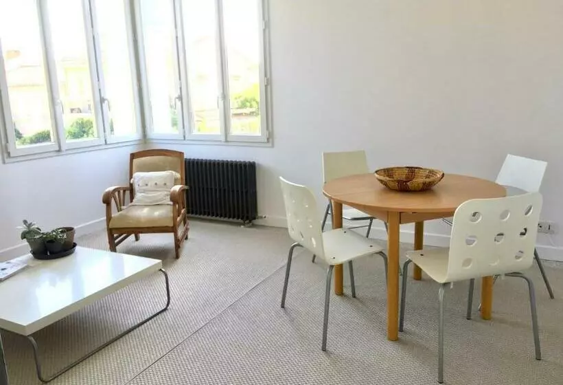 Dans Une Maison, Appartement Indépendant Et Jardin