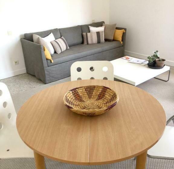 Dans Une Maison, Appartement Indépendant Et Jardin