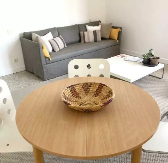 Dans Une Maison, Appartement Indépendant Et Jardin