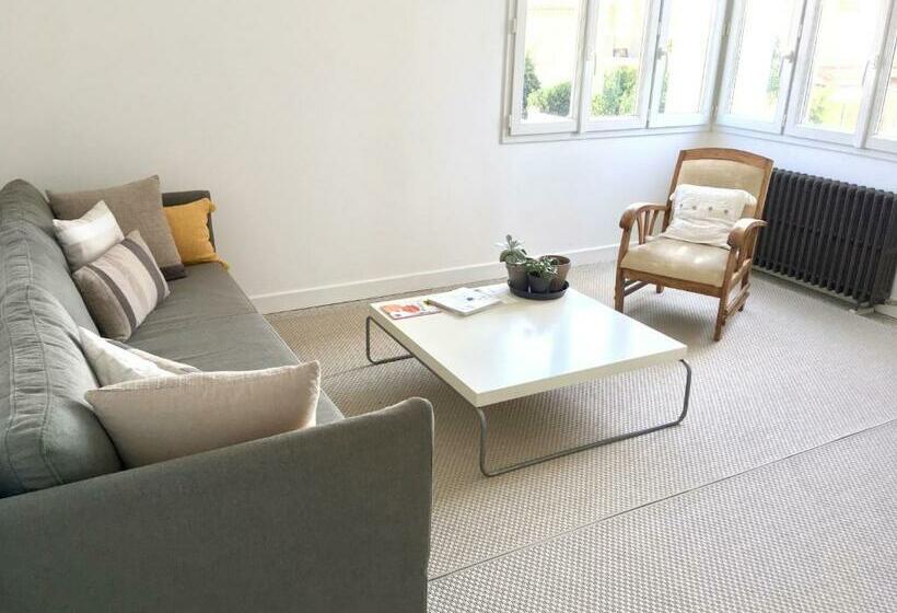 Dans Une Maison, Appartement Indépendant Et Jardin