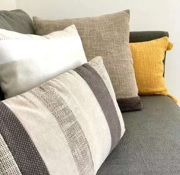 Dans Une Maison, Appartement Indépendant Et Jardin