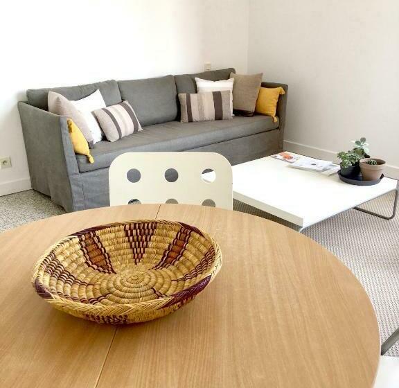 Dans Une Maison, Appartement Indépendant Et Jardin