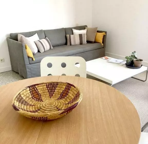 Dans Une Maison, Appartement Indépendant Et Jardin