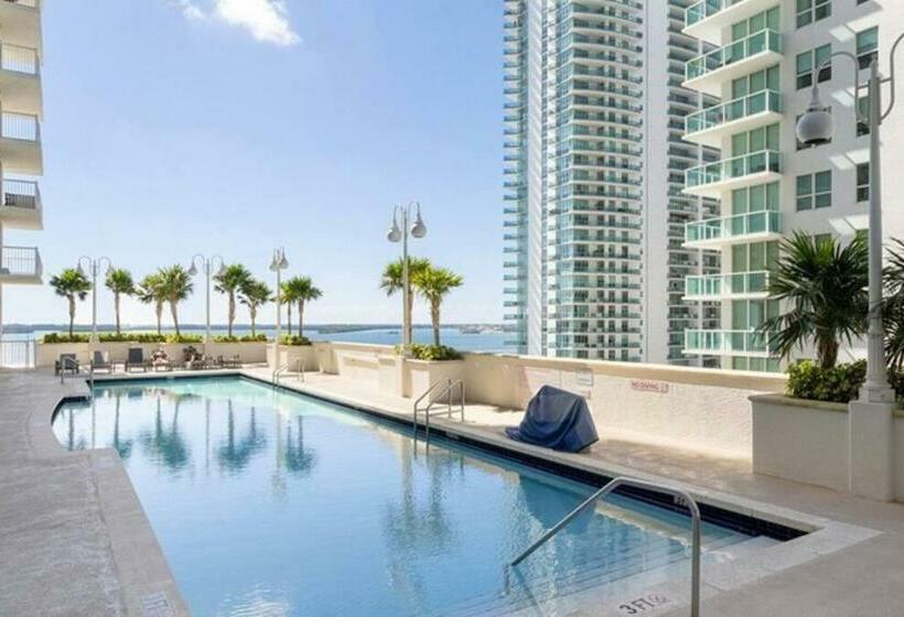 Lovely Condo With City & Ocean Views. Sleep Up To 6 People!