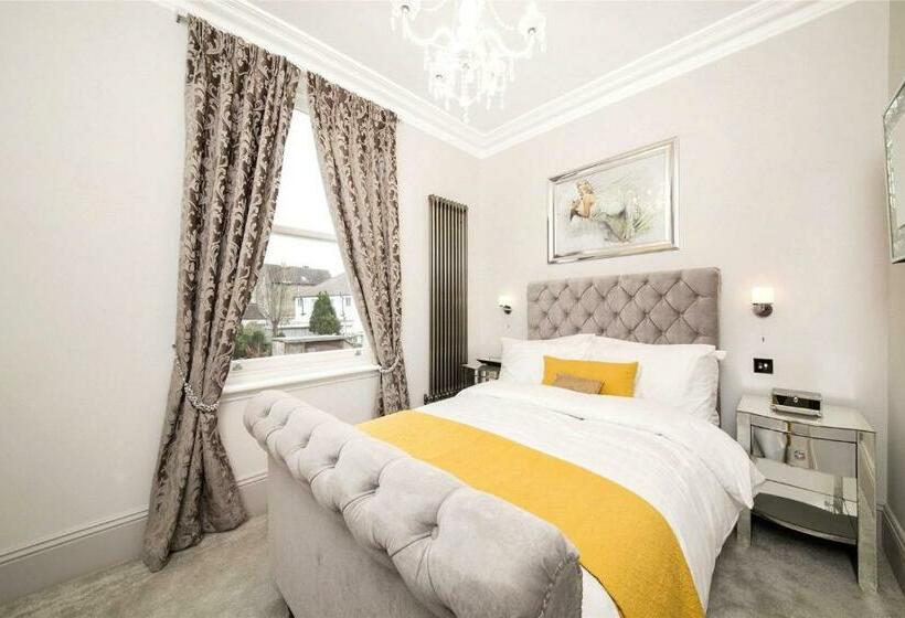 Luxurious 1 Bedroom Apartment. Indoor Fireplace