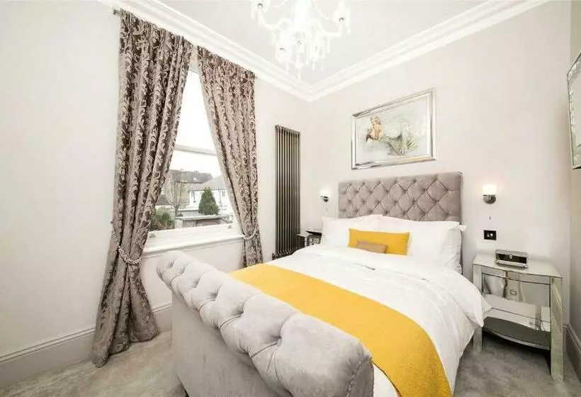 Luxurious 1 Bedroom Apartment. Indoor Fireplace
