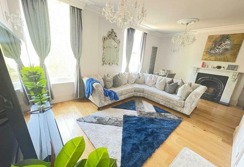 Luxurious 1 Bedroom Apartment. Indoor Fireplace