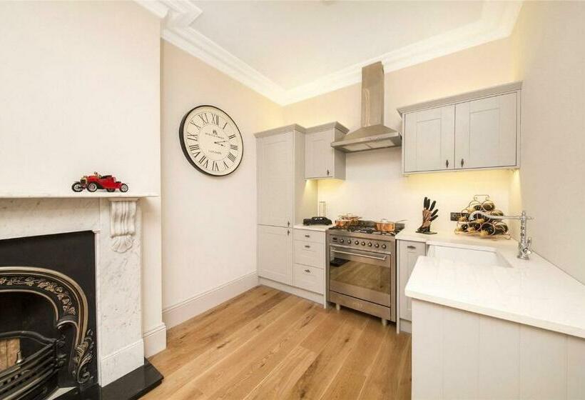 Luxurious 1 Bedroom Apartment. Indoor Fireplace