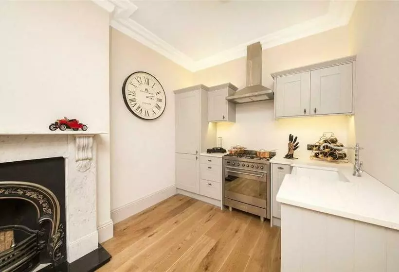 Luxurious 1 Bedroom Apartment. Indoor Fireplace