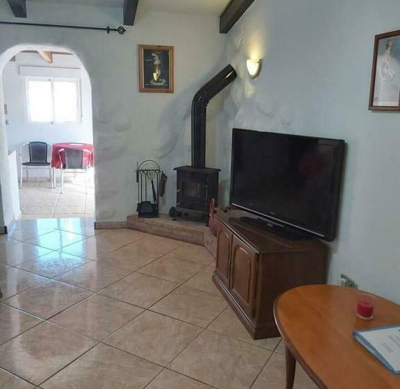 2 Bed Villa With Pool Garden & Parking Near Seron