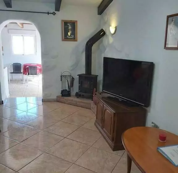 2 Bed Villa With Pool Garden & Parking Near Seron