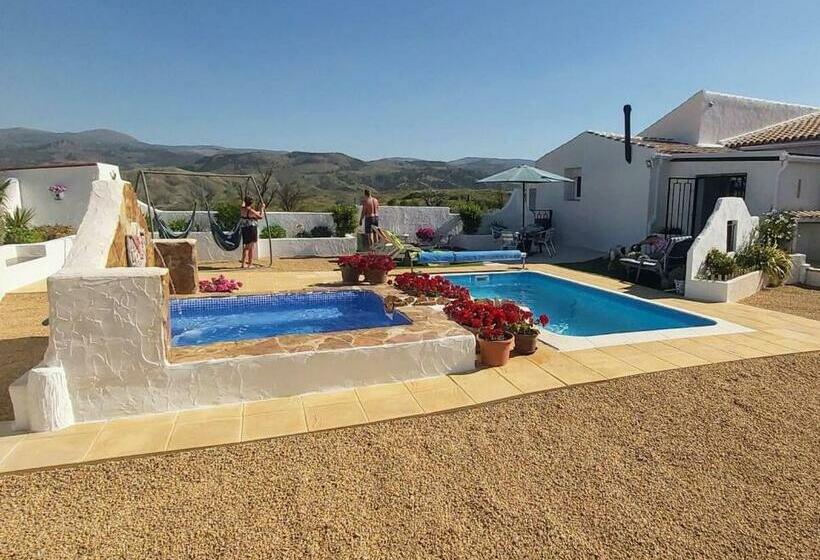 2 Bed Villa With Pool Garden & Parking Near Seron