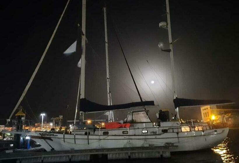 Punta De San Felipe. Velero Clásico