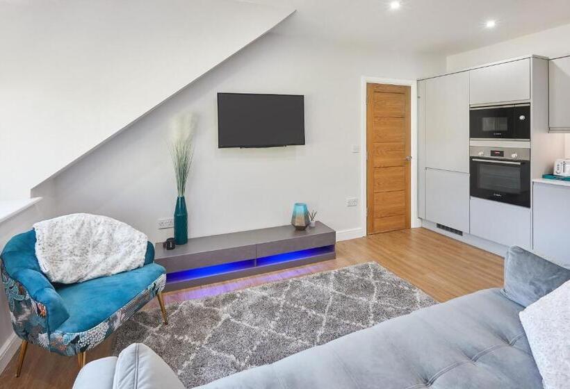 Host & Stay   The Loft @ The Regency