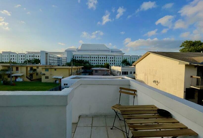 Marlins Park Suites   Apartment 4   Cafe Colada Suite