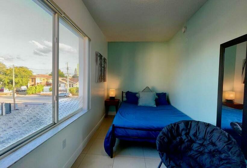 Marlins Park Suites   Apartment 4   Cafe Colada Suite