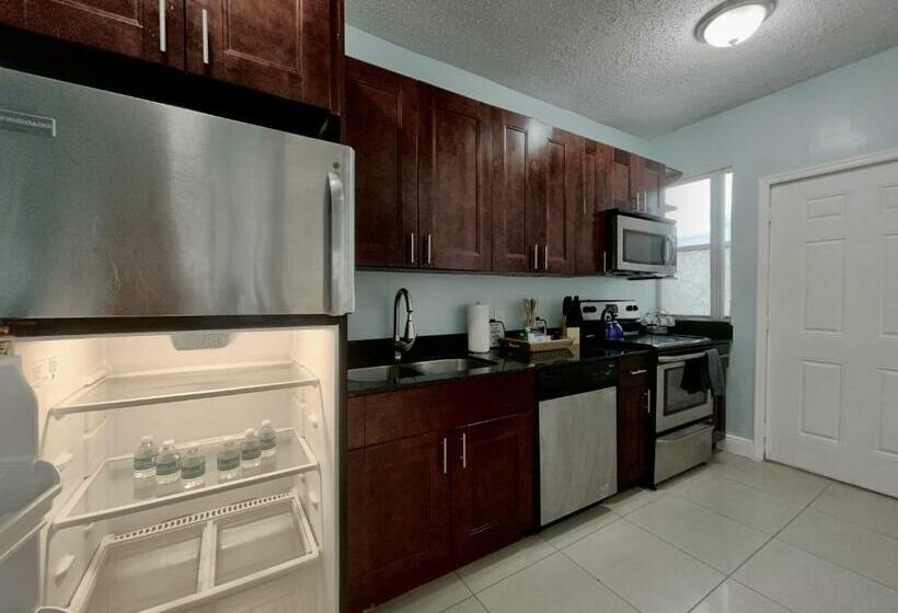 Marlins Park Suites   Apartment 4   Cafe Colada Suite