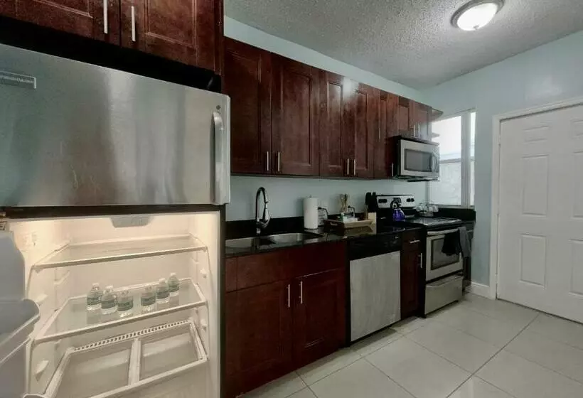 Marlins Park Suites   Apartment 4   Cafe Colada Suite