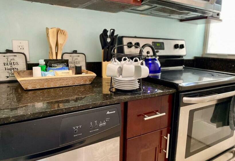 Marlins Park Suites   Apartment 4   Cafe Colada Suite