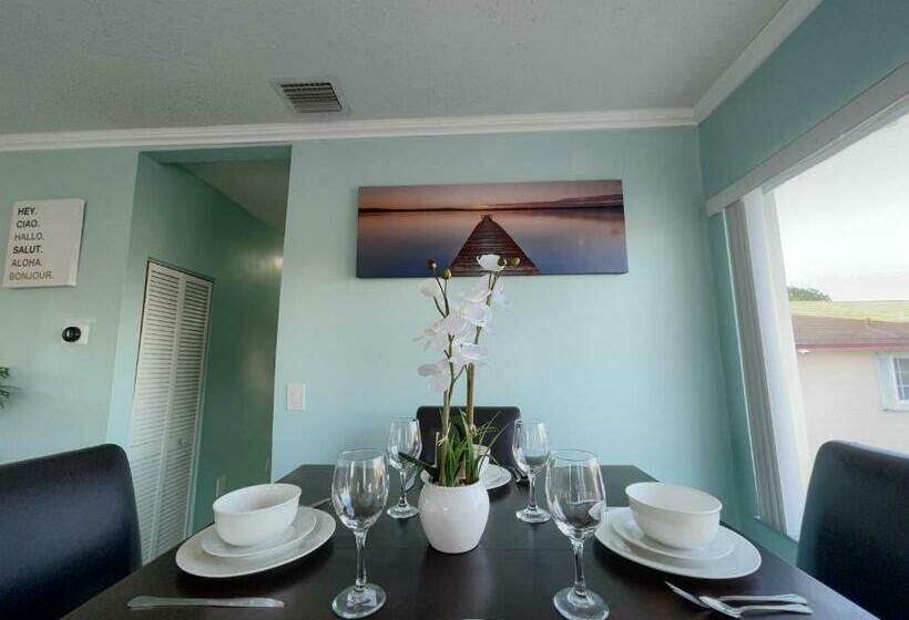 Marlins Park Suites   Apartment 4   Cafe Colada Suite