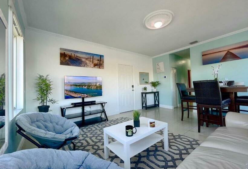 Marlins Park Suites   Apartment 4   Cafe Colada Suite