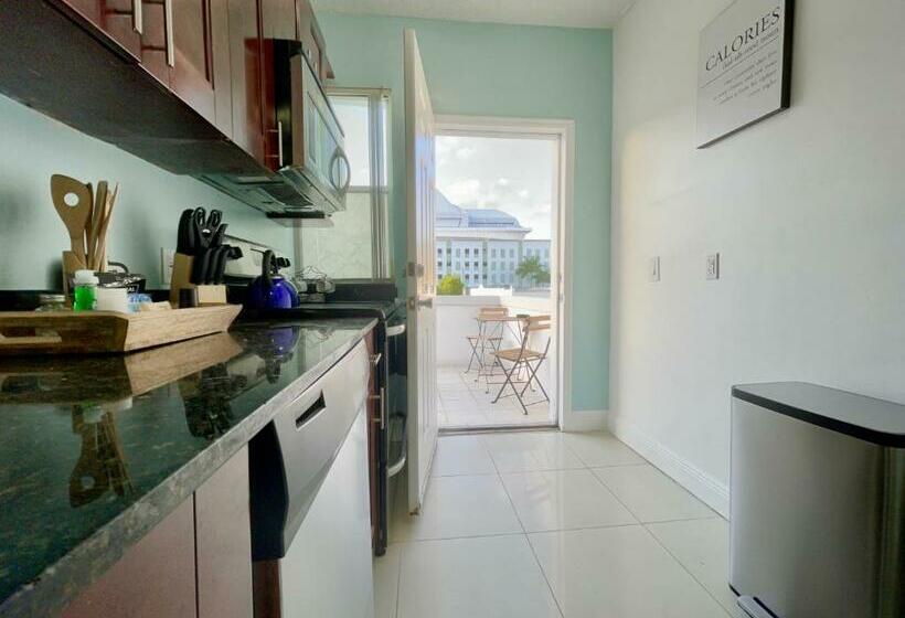 Marlins Park Suites   Apartment 4   Cafe Colada Suite