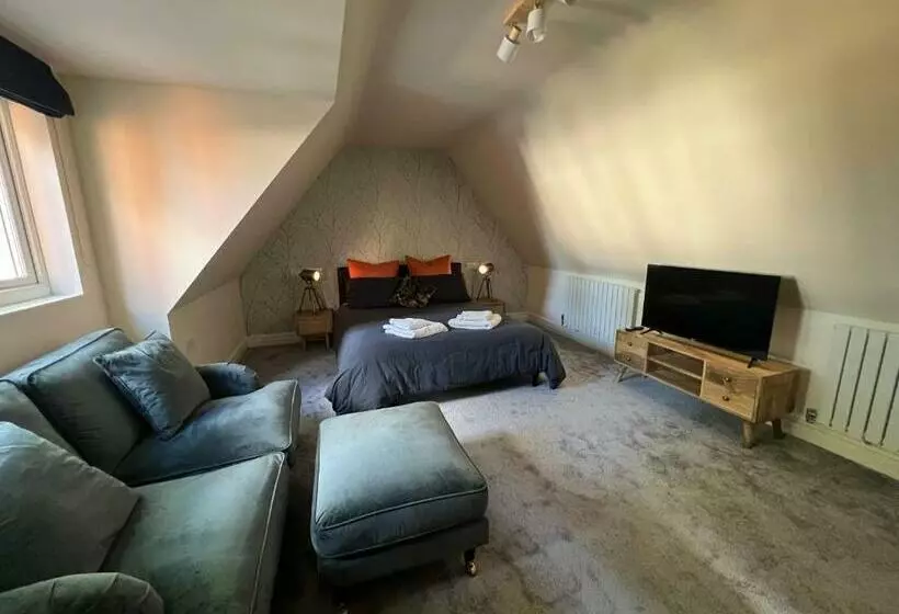 The Annexe, Farnborough